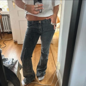 Levis bootcut jeans låg midja grå - Säljer ett par grå Levis jeans med bootcut och låg midja. Innerbenslöngden 82 och midjemåttet ca 40❤️