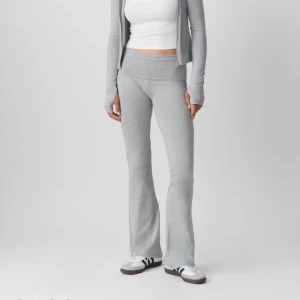 Grå yogapants Gina Young - Gråa yoga pants från Gina Young! Strl 158-164, säljer då de tyvärr blivit för korta för mig💕