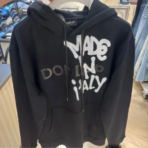 Dondup hoodie - Svart hoodie från Dondup med stor vit och grå text på bröstet där det står 'MADE IN ITALY'. Tröjan är helt ny och är helt slutsåld! Finns i L och M!