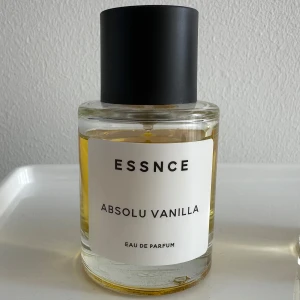 Essnce Absolu Vanilla Parfym - Absolu vanilla från essnce, 50 ml - uppskattningsvis ca 40 ml kvar. 🍨