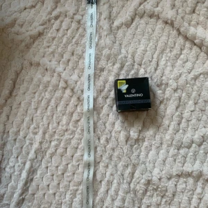 Valentino Bälte Unisex 85cm Vit/svart - Säljer ett nytt Valentino bälte som är 85cm