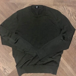 Ulltröja mörkgrön  - Säljerw en stilren mörkgrön tröja från Uniqlo i 100% ull. Tröjan är mjuk och skön, en stapel som funkar perfekt året runt! 🙌Utmärkt skick, tveka inte med att komma DMs! 😊pris kan diskuteras vid snabbt köp!