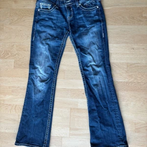 Vigoss jeans - Lowwaist bootcut jeans från vigoss med ascoola bakfickor och sömmar, har ett litet hår vid högra backfickan som man ser på sista bilden! Stär strl 9/10 i dom men skulle säga ungefär som strl M!Skriv vid frågor💗