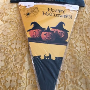 Happy Halloween deklaration  - En färgglad Halloween  dekoration med coola illustrationer av pumpor med häxhattar59kr / st . Ca 2.20-2.50 M lång  . 59kr/st 