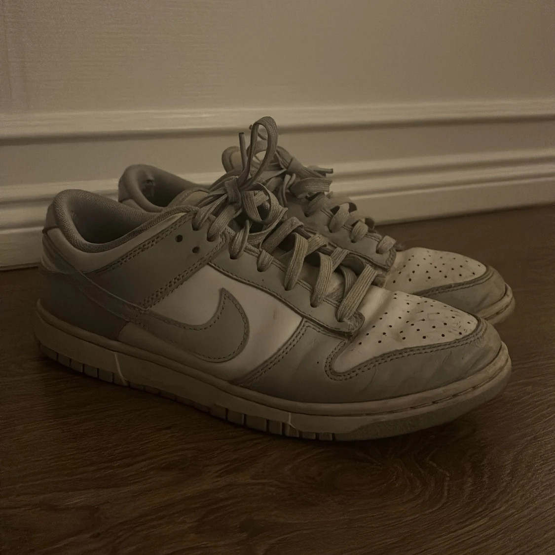Nike Dunk Low i grå och vitt