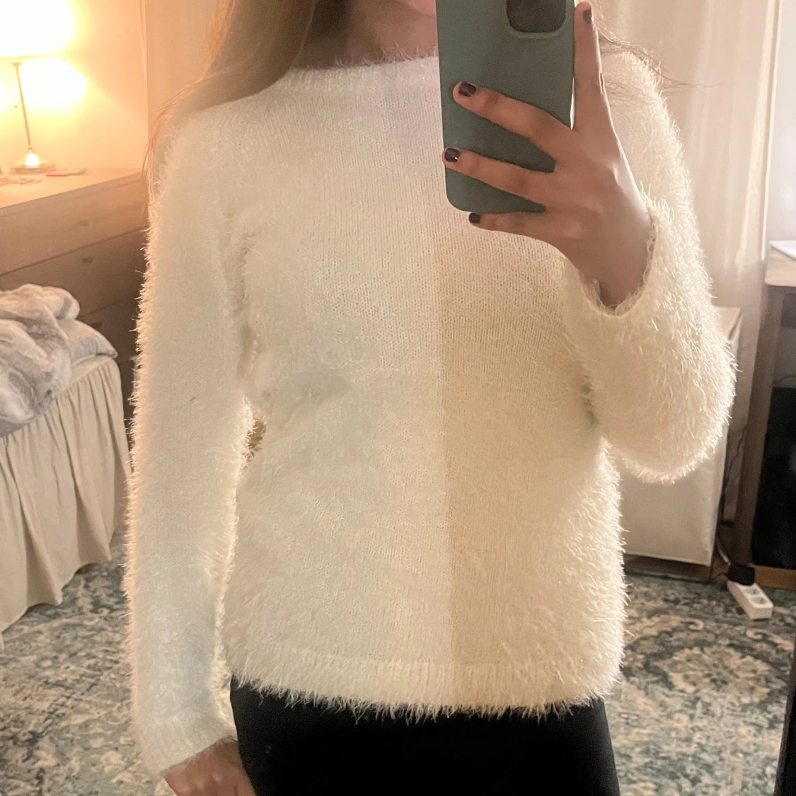 Fluffig vit stickad tröja