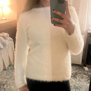 Fluffig vit stickad tröja -  fluffig vit stickad tröja med lång ärm och rund hals.❤️❤️