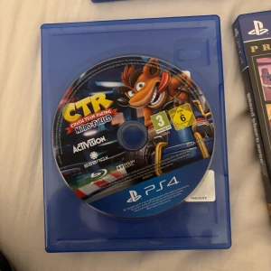 Crash Team Racing Nitro-Fueled (PS4) - Crash Team Racing Nitro-Fueled till PS4 i originalfodral. Skivan ser ut att vara i gott skick utan synliga repor. Ett roligt racingspel för hela familjen, rekommenderad ålder från 3 år. Perfekt för dig som gillar klassiska partyspel.