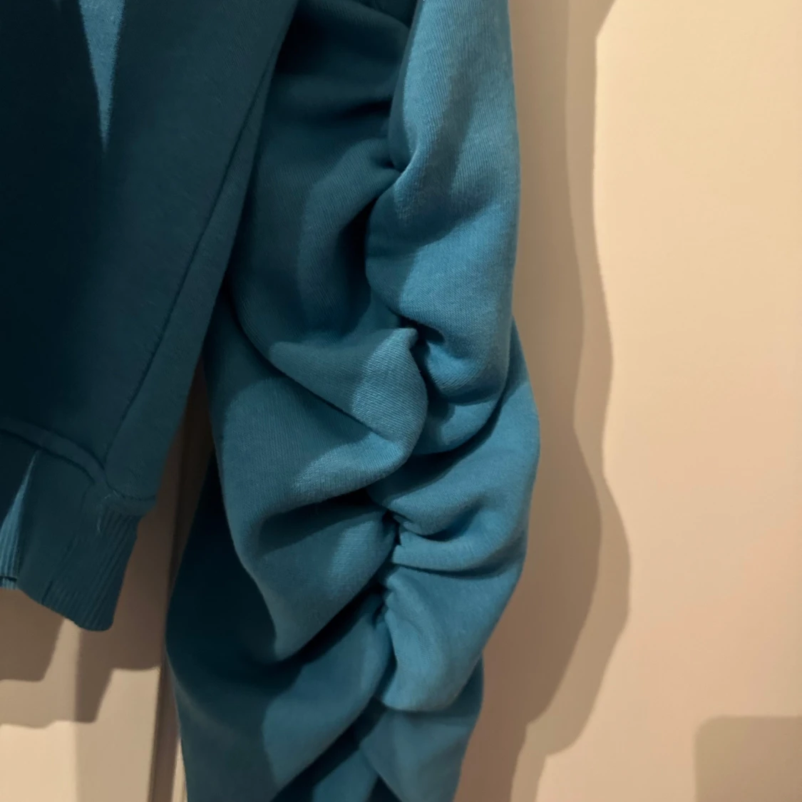 Blå croppad hoodie från NLY Trend - 2