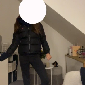 Svart pufferjacka från Polo Ralph Lauren - Säljer en svart pufferjacka från Polo Ralph Lauren. Jätte snygg och perfekt nu till vintern. Det står storlek 10-12 men skulle säga att xxs också skulle funka! Köptes förra året men är i mycket bra skick❤️ OBS min namn står på insidan men syns inte så mycket och kan säkert täckas över!!❤️