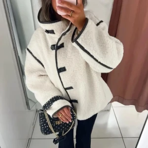 Teddyjacka HM - Sjukt snygg teddy jacka från HM med mörkbruna läder detaljer! Storlek M men passar mig bra som vanligtvis har S! 