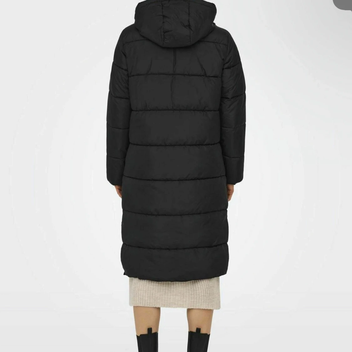 Svart lång pufferjacka med huva - 1