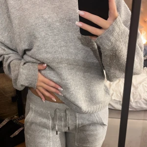 Grå stickad tröja från Nelly XS - Mysig grå stickad tröja från Nelly i storlek XS. Tröjan har en klassisk rund halsringning, den är ganska nopprig