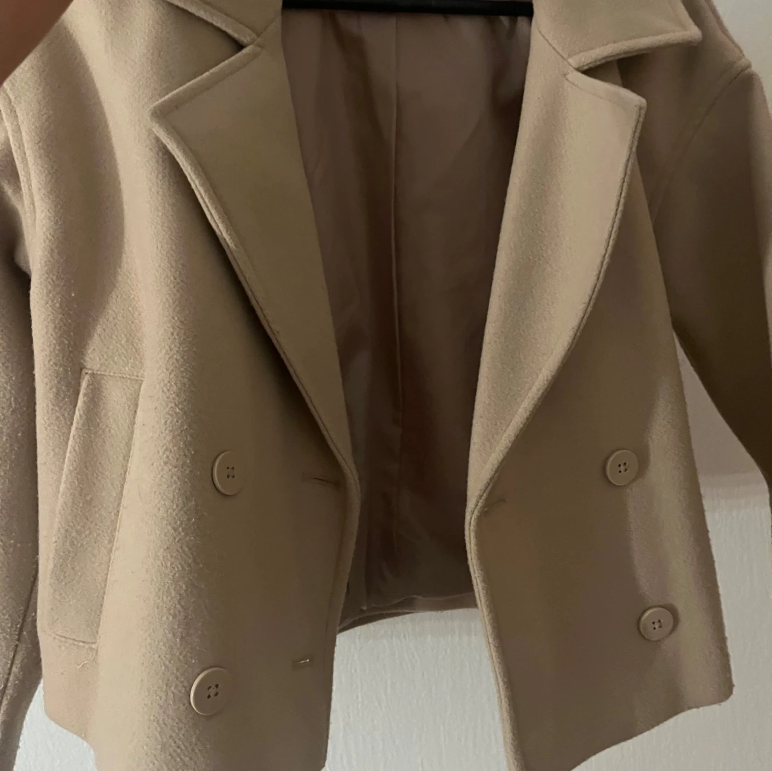 Beige kort kavajjacka från Bik Bok - 2