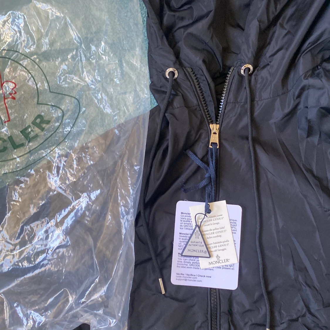 Svart vindjacka från Moncler med huva - 2