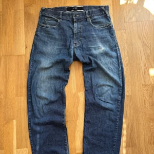 Mörkblåa Armani jeans  - Säljer mina mörkblåa Armani Jeans. Jeansen har täcken på användning t.ex så hade de ett hål som fixades men annars är de i relativt bra skick och mycket bekväma.