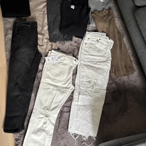 Klädpaket från ZARA - Klädpaket från ZARA med jeans och långarmade tröjor. Allt i storlek S. Köps endast tillsammans 