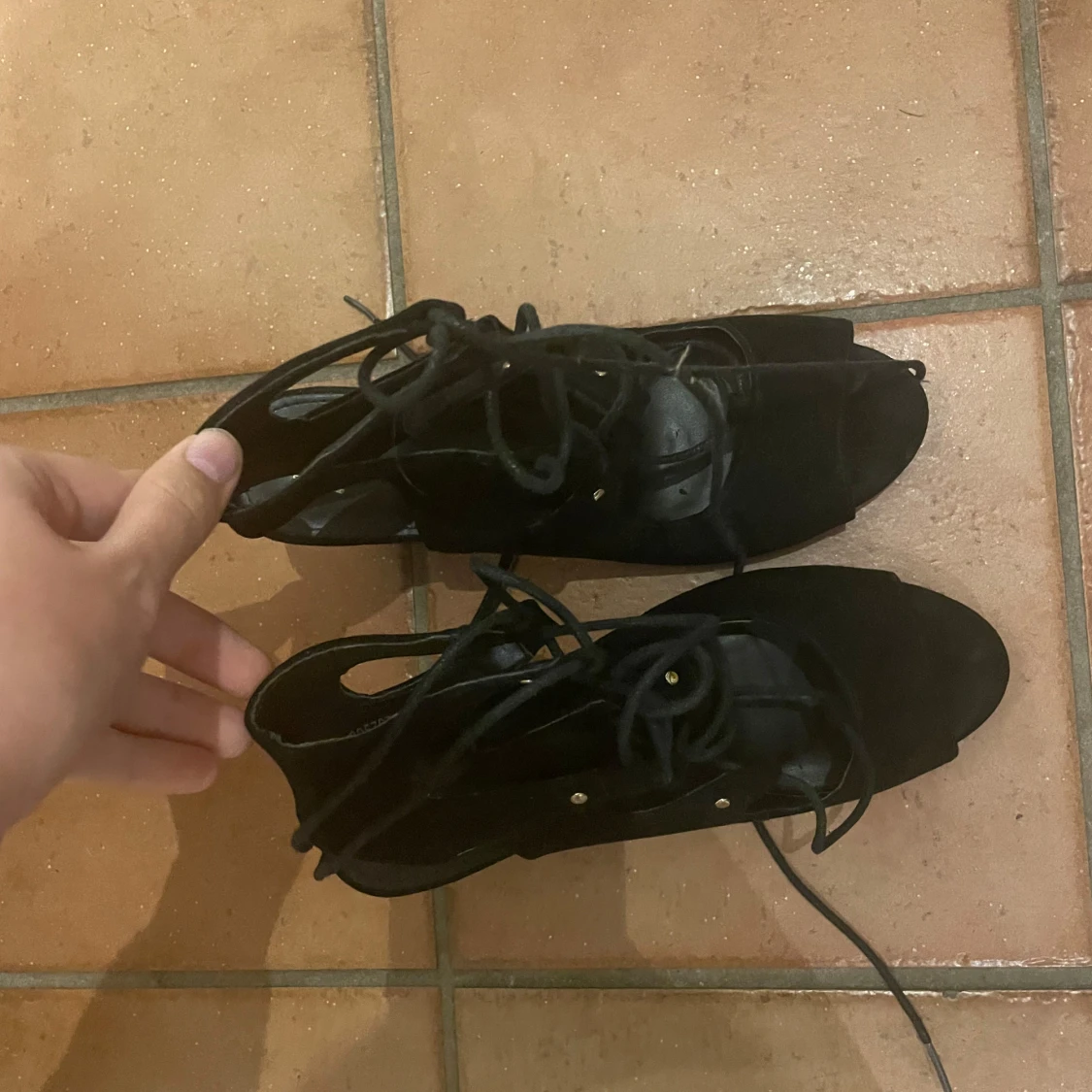 Svarta klackade sandaler med snörning - 1