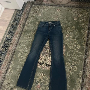 flare jeans  -  låg midjade flared med design på fickan från Lindex i barnstorlek 170 men passar XS till S .