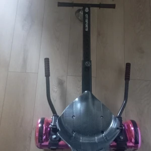 Citysports Hoverkart med rosa hoverboard - Snygg Citysports hoverkart med rosa hoverboard och laddare. Sätet är i kolfiberlook och handtagen har bra grepp. Allt ser ut att vara i gott skick utan synligt slitage. Perfekt för rolig och smidig transport eller lek utomhus. Man får man stolen på köpet och laddare och en hoverboard