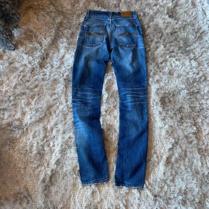 Grim trim nudie  - Nudie Grim Trim 28/34✅ skick 8/10✅ otroliga slitningar✅ innersömm ben 84cm och midjan 35cm✅ hör av vid frågor