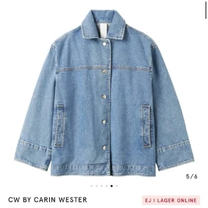 Oversized jeansjacka från Carin Wester - Nypris 999kr, oversized ljusblå jeansjacka från Carin Wester. Jackan har klassisk krage, knäppning med silvriga knappar och två fickor framtill