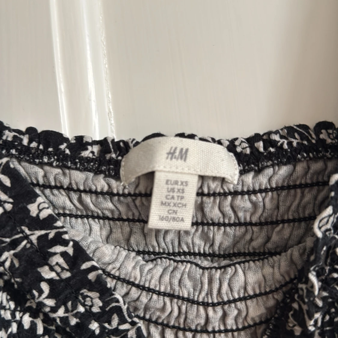 Svart blommig topp från H&M XS - 2