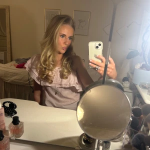 Ljusrosa offshoulder blus med volang - Vit/rosa randig Festtopp med volang!!😍😍😍 säljer då den blivit för liten🥹