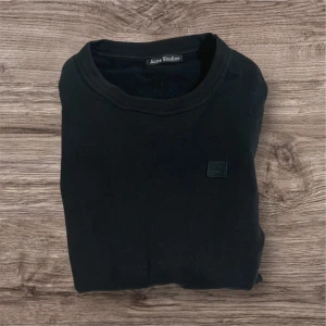 Svart sweatshirt Acne Studios - Svart sweatshirt från Acne Studios med klassisk rund hals och diskret logopatch på bröstet. Nyptis 2999kr