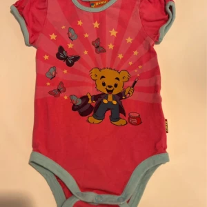 Söt rosa Bamse body  - Söt rosa Bamse body. Lite urtvättad i trycket annars fint skick. 