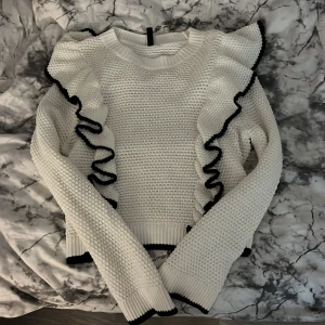 Stickad volangtröja  - Storlek S jätte bra skick 