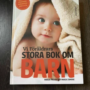 Vi Föräldrars Stora Bok om Barn - En omfattande bok för dig som vill veta mer om barnets första år. Perfekt för unga föräldrar eller dig som är nyfiken på föräldraskap, utveckling och vardagsliv med små barn.