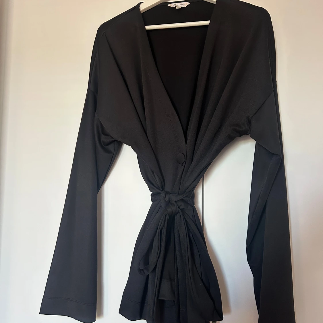 Svart omlottkofta med knytband - 1