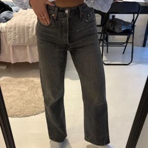 Levis ribcage straight jeans - Grå jeans, knappt använda w25 L27