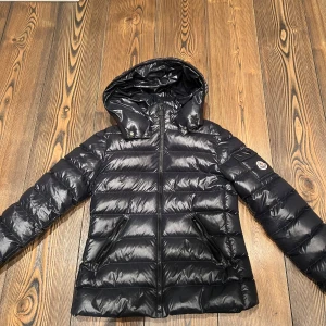Moncler jacka bandy - Säljer min Moncler jacka i super bra skick. Inga defekter eller dofter på den. Har bevis på äktighet och kommer skickas med. Även följer kartong och galge med! Kontakta vi minsta fråga❤️