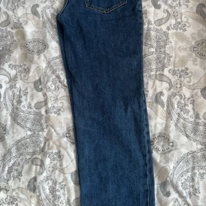 Blåa straight jeans från Gina Tircot - Klassiska blå jeans från Gina med raka ben och normal passform. Jeansen har fem fickor, bälteshällor och stängs med dragkedja och knapp. Perfekta för dig som gillar en tidlös och enkel stil. Materialet är tåligt denim i bomull.