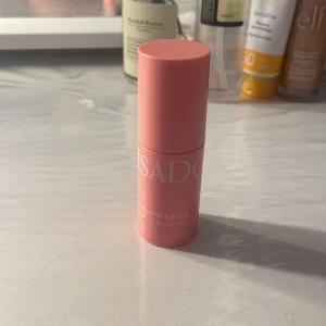 IsaDora Glow Stick Dewy & Radiant - Glow stick från IsaDora i en snygg rosa hylsa. Ger ett dewy och strålande resultat med en skimrande finish. Perfekt att använda som highlighter för att framhäva kindben och ge glow till ansiktet. Enkel att applicera tack vare stickformatet.