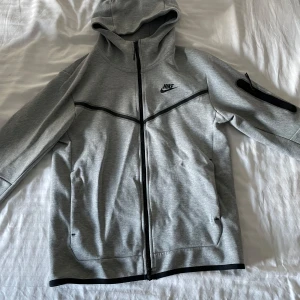 Grå Nike Tech Fleece set  - Säljer ett set grå Nike tech relativt ny använd en säsong 
