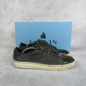 LANVIN DBB1 CAP TOE SNEAKER - – Condition: 8/10 - replaced inner sole  - Size: 43/UK9  – What is included: Only the sneakers  – Retail price: 5000 + SEK  Please note that Lanvins fit big and our recommendation is to go one size down