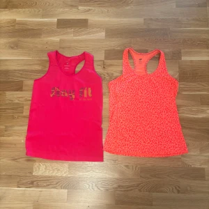 Två träningslinnen i neonrosa - Säljer två snygga träningslinnen i neonrosa. Ena linnet är från BLWR med texten 'Stay fit' i camomönster framtill, det andra från H&M har ett helöverdraget leopardmönster. Båda har brottarrygg och är tillverkade i lätt, stretchigt material som andas.
