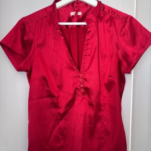 Satin blus - Superfin röd blus i satin, använd några gånger💗