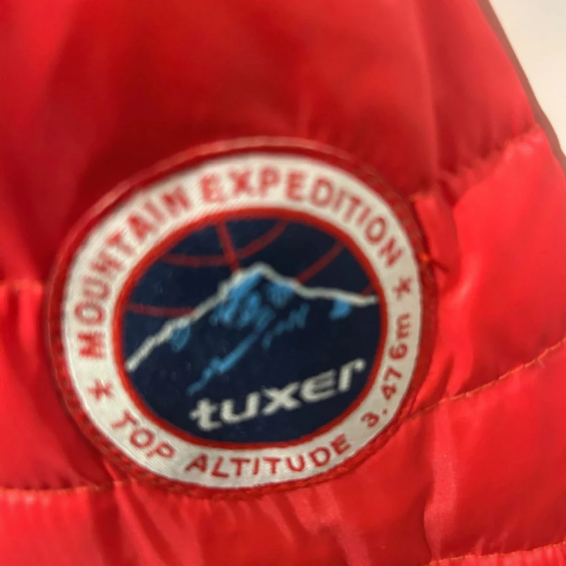 Röd pufferjacka från Tuxer, M - 1