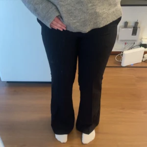 Svarta bootcut kostymbyxor  - Säljer ett par svarta bootcut kostymbyxor i storlek 36. Helt oanvända med prislapp kvar🥰