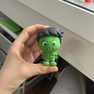 Sudd figurer - Säljer denna coola, specifika superhjälte figurerna fast i sudd! ✏️  Från filmen Marvel. De går att ta isär och användas som olika bitar. Är man uttråkad på tillexempel en lektion så kan man pyssla med dessa och hålla kvar fokuset samtidigt. ✨  Köpt från Childrens house innan de stängde ner.  BÄST SKICK AV ALLA, Tipptopp förutom att håret på hulken inte sitter på så bra = lossnar. Sålda på egen försäljning!!💕