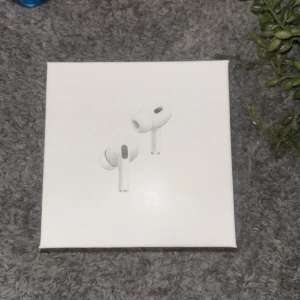AirPods Pro (2nd Generation) with MagSafe Charging Case - Säljer ett par helt nya Apple AirPods Pro (2nd Generation) med MagSafe-laddningsetui. Oöppnad originalförpackning, senaste modellen från 2024. Aktiv brusreducering, transparensläge och trådlös laddning. Perfekt skick, inga synliga defekter.