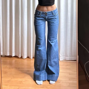 Lågmidjade bootcut jeans - Midjemått: 37 innebenslängd: 81 
