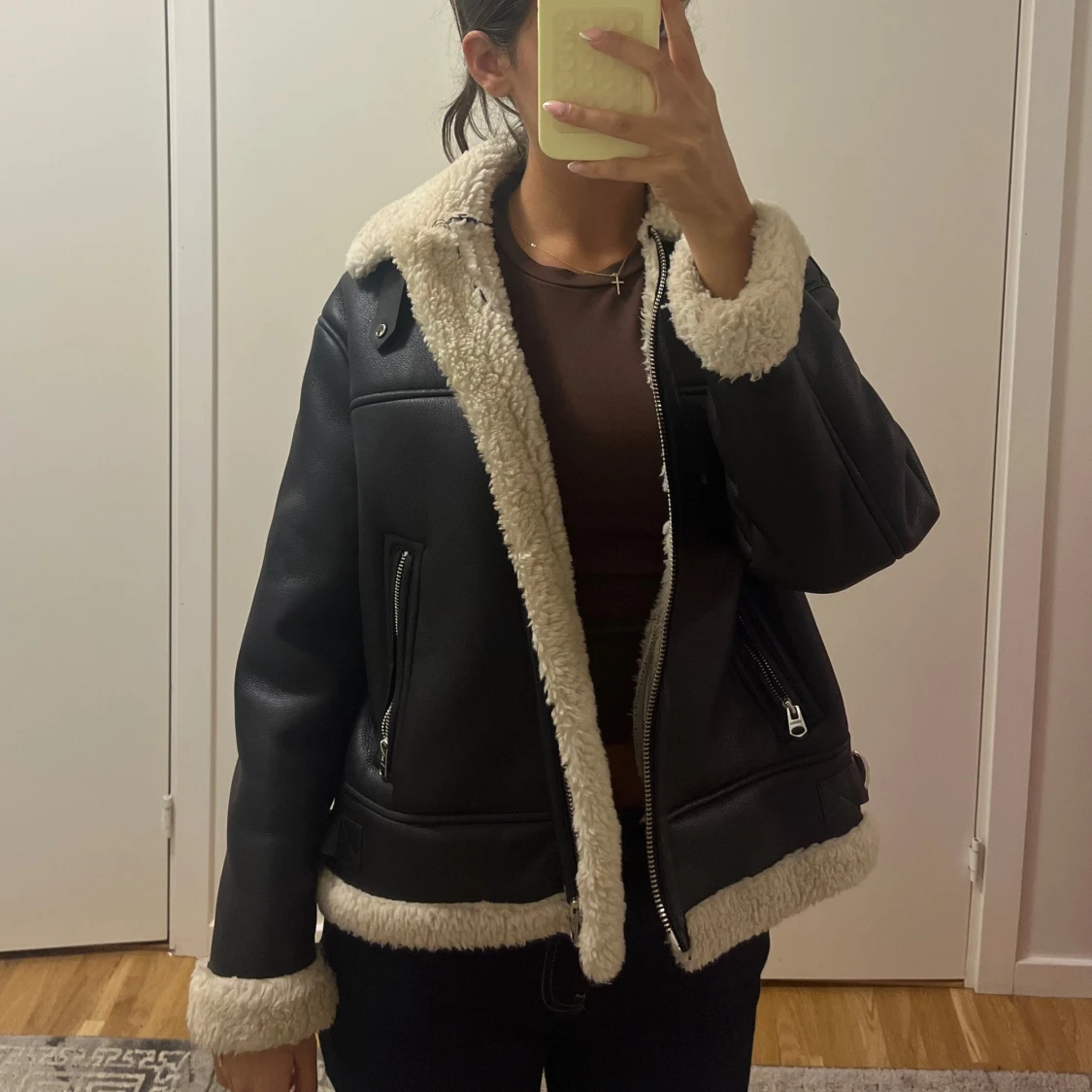 Svart pälsfodrad skinnjacka