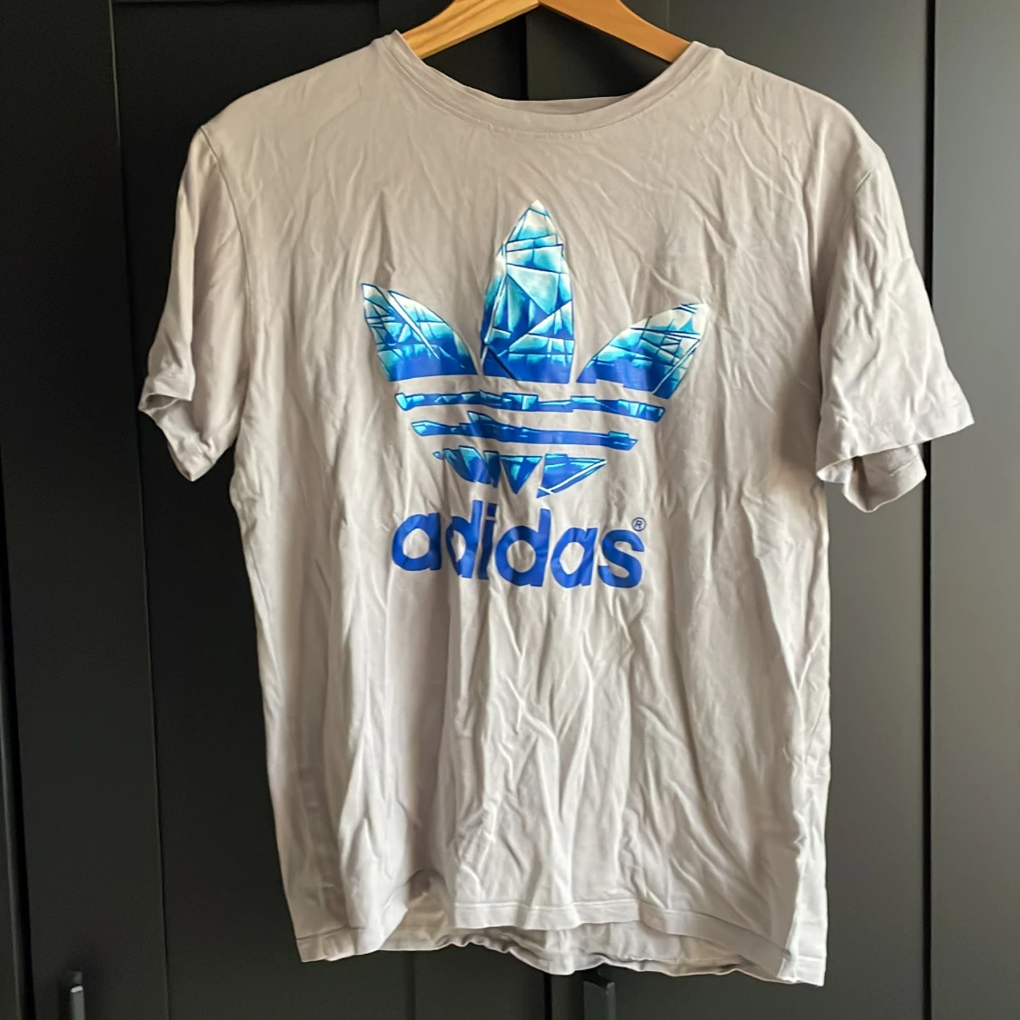 Grå Adidas t-shirt med blå logga