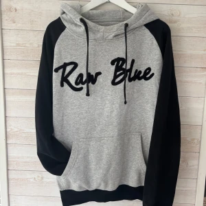 Hoodie från Raw Blue -  Skön hoodie från Raw Blue | snygga detaljer vid bröstet, handleden och under luvan i nacken | inga deffekter | skriv vid minsta lilla fråga eller fundering💌  