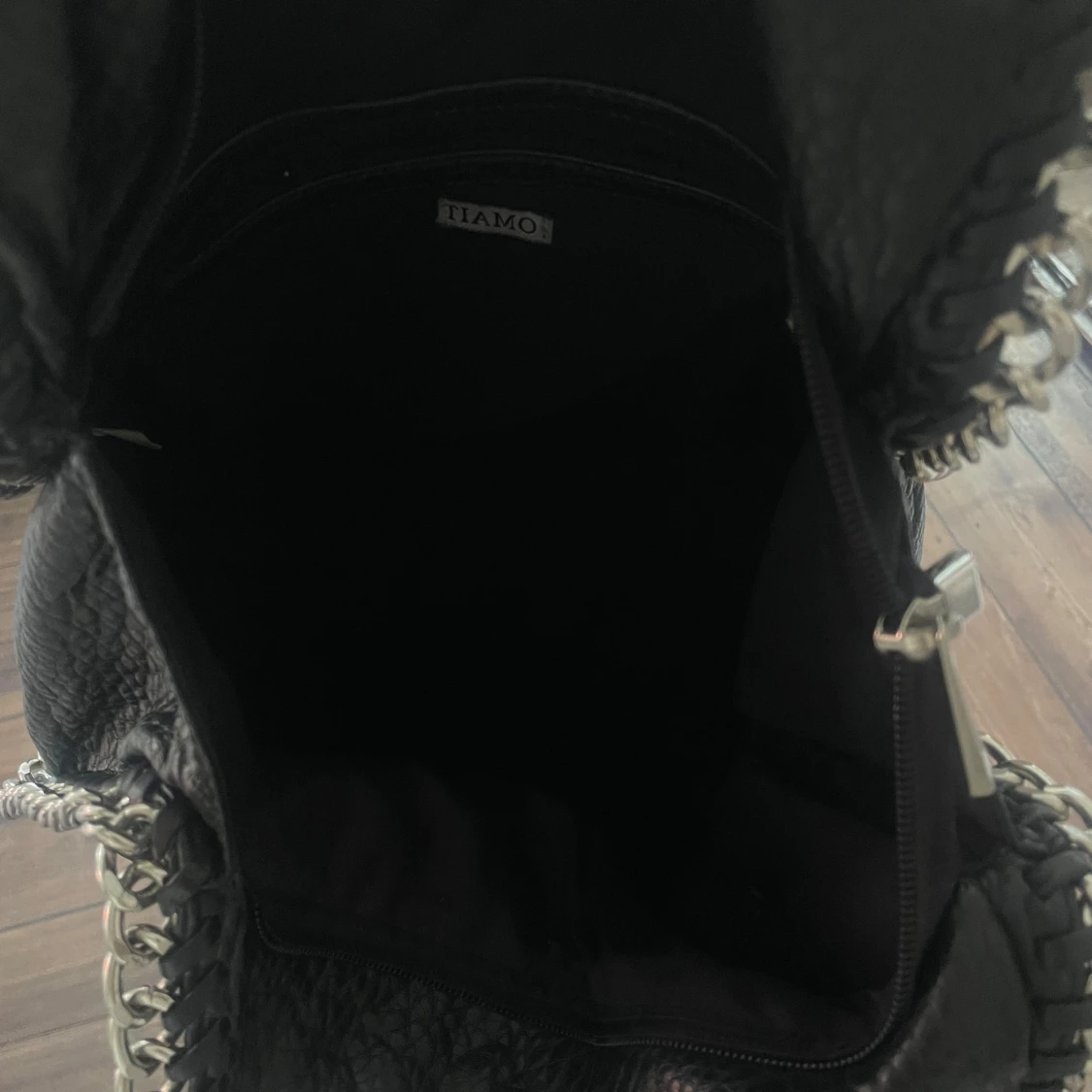 Svart axelväska med kedjedetaljer från Tiamo - 2